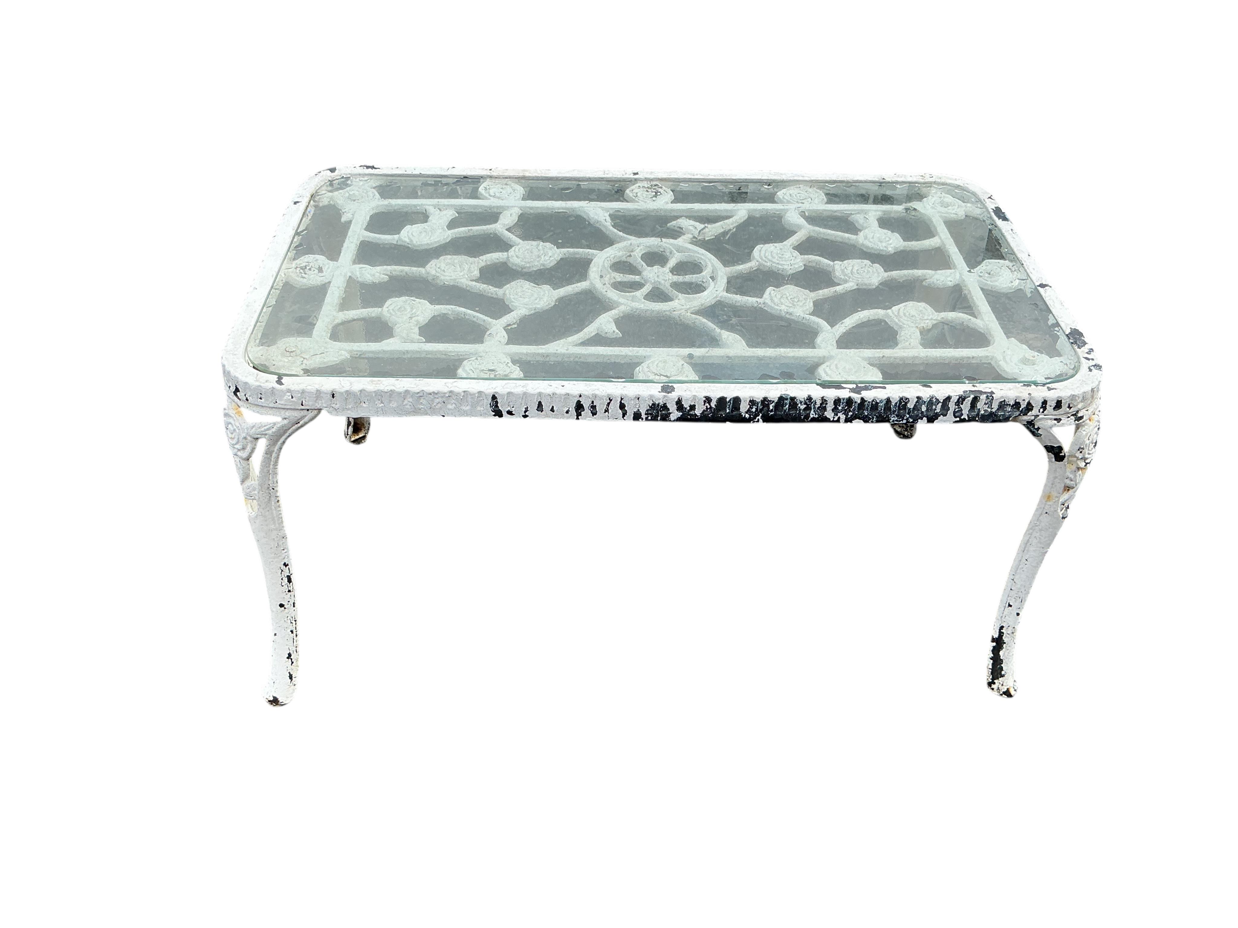A pair of white painted aluminium garden benches, width 100cm, height 78cm and a similar rectangular glass topped table